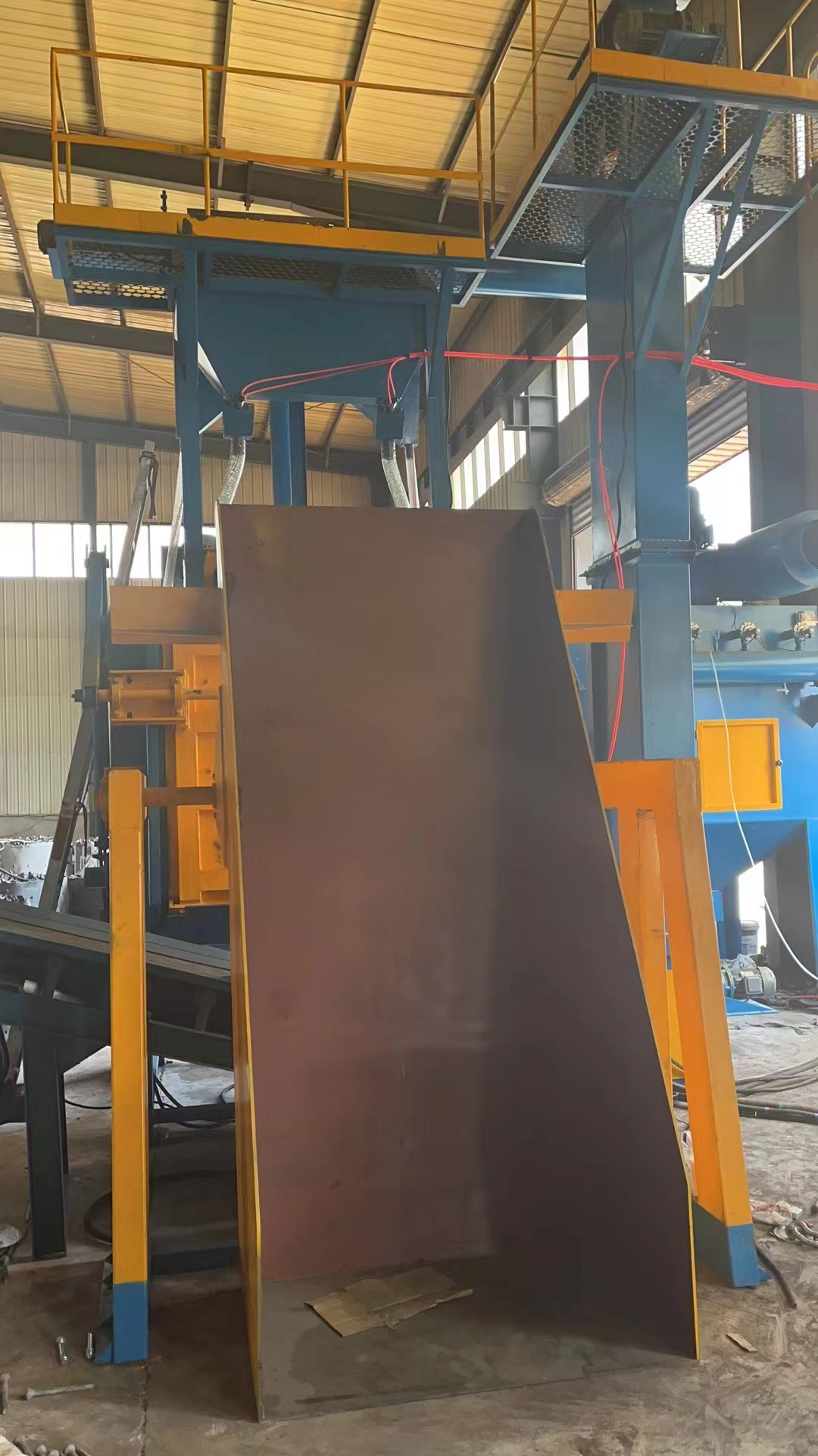 全自動(dòng)Q3215上下料拋丸機(jī)